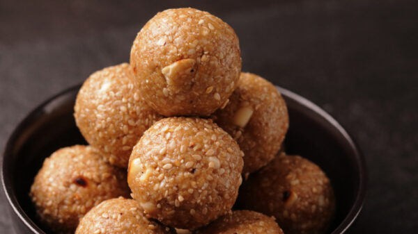 Gur Til Laddoo